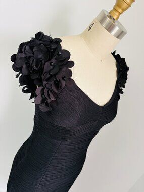 NUE By Shani Cocktail Bodycon LBD Floral Appliqué Statement Sleeves, Size US 4